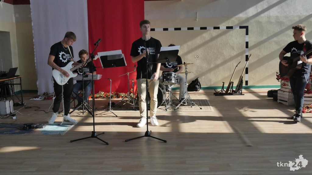 Nauczyciele z powiatowych placówek z medalami i nagrodami [wideo, zdjęcia]
