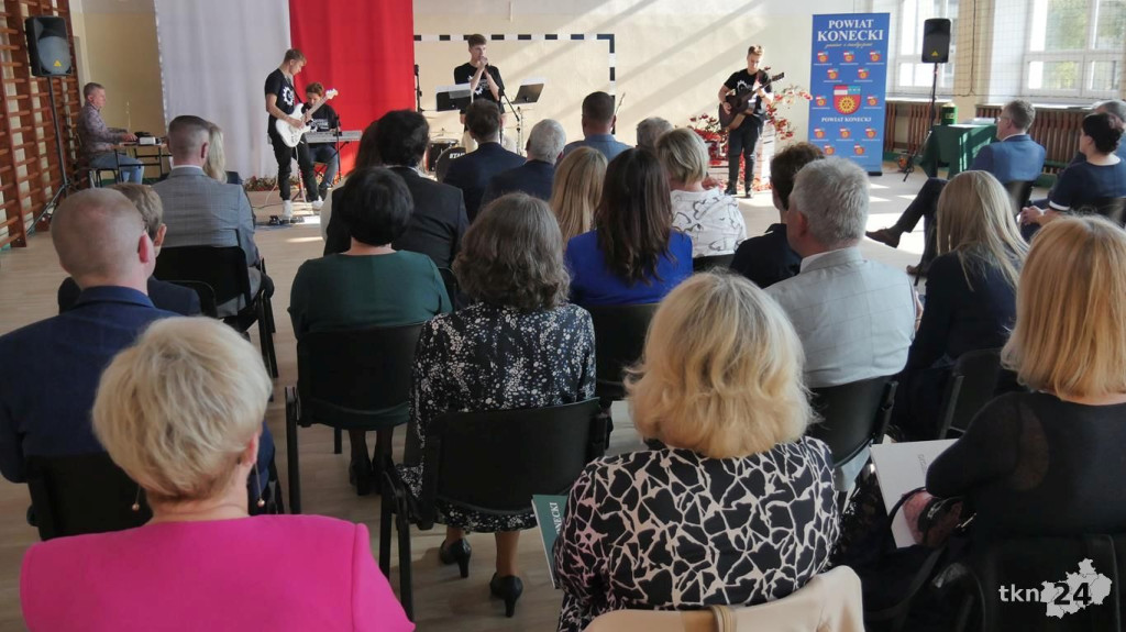 Nauczyciele z powiatowych placówek z medalami i nagrodami [wideo, zdjęcia]
