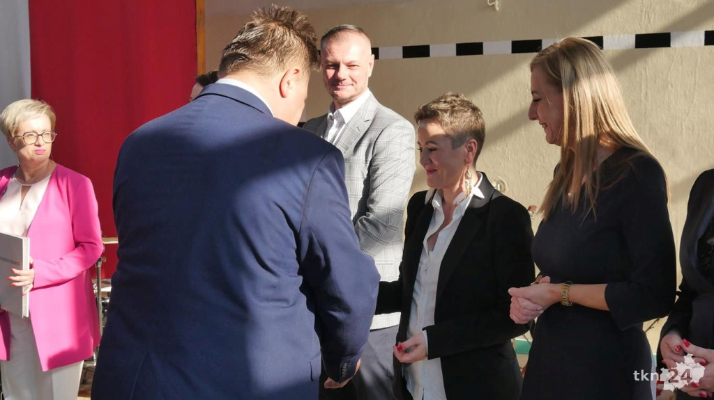 Nauczyciele z powiatowych placówek z medalami i nagrodami [wideo, zdjęcia]