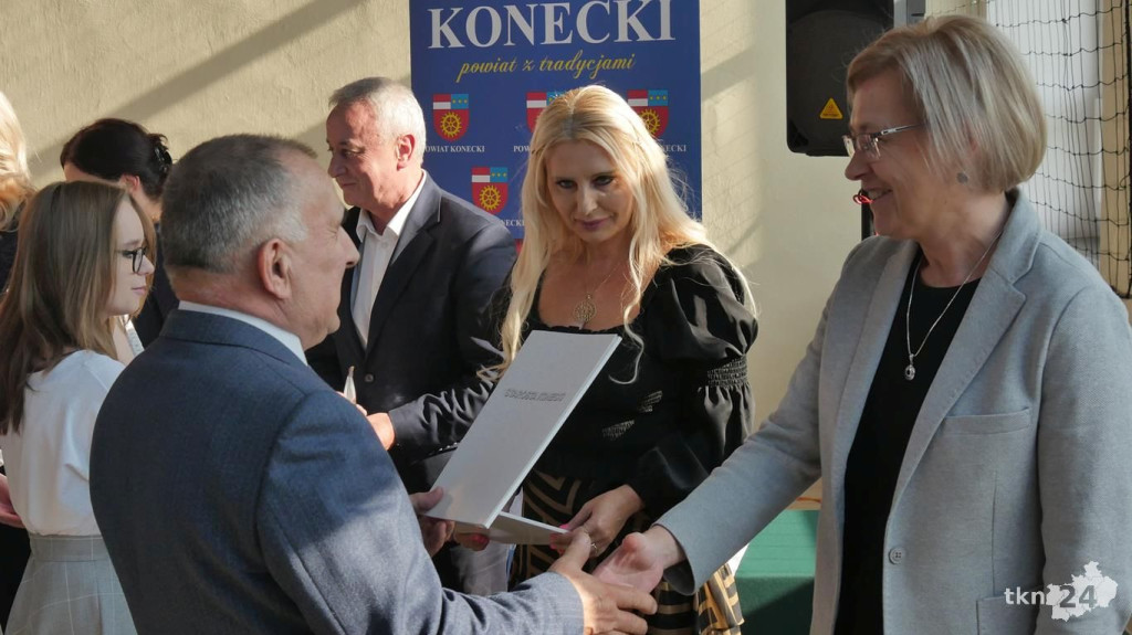 Nauczyciele z powiatowych placówek z medalami i nagrodami [wideo, zdjęcia]