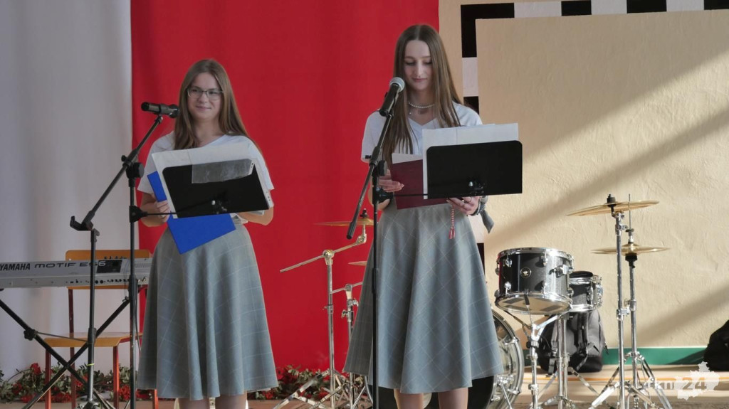 Nauczyciele z powiatowych placówek z medalami i nagrodami [wideo, zdjęcia]