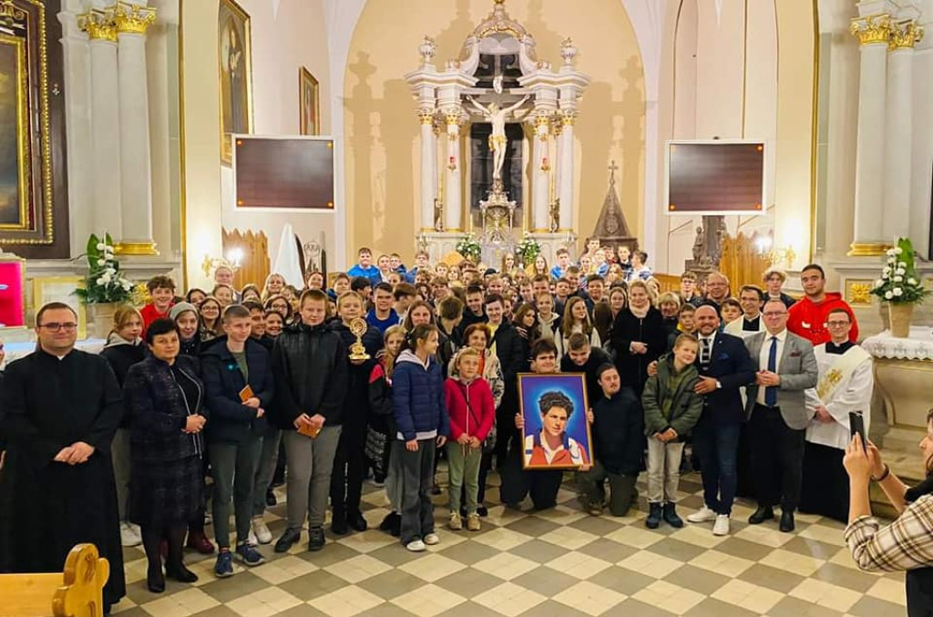Szczątki bł. Carlo Acutisa pielgrzymują po Polsce. Niedawno były w Końskich [zdjęcia]