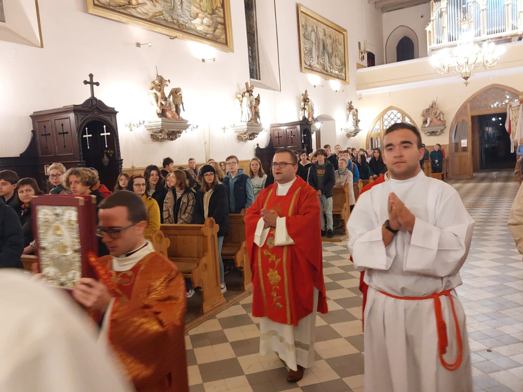 Szczątki bł. Carlo Acutisa pielgrzymują po Polsce. Niedawno były w Końskich [zdjęcia]