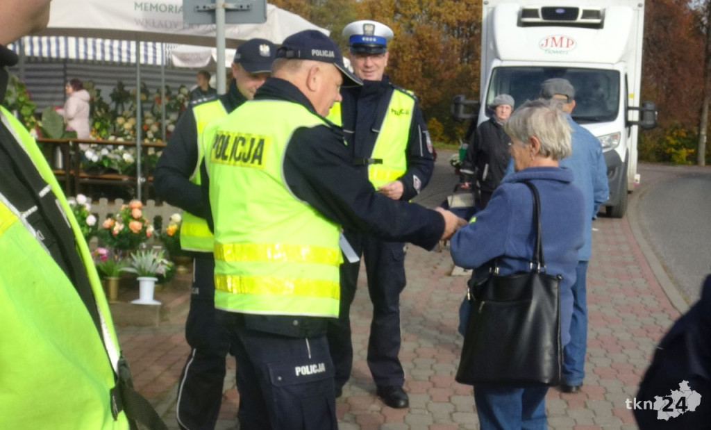 Policja wręczała odblaski. Ważne by je nosić w Święto Zmarłych [wideo, zdjęcia]