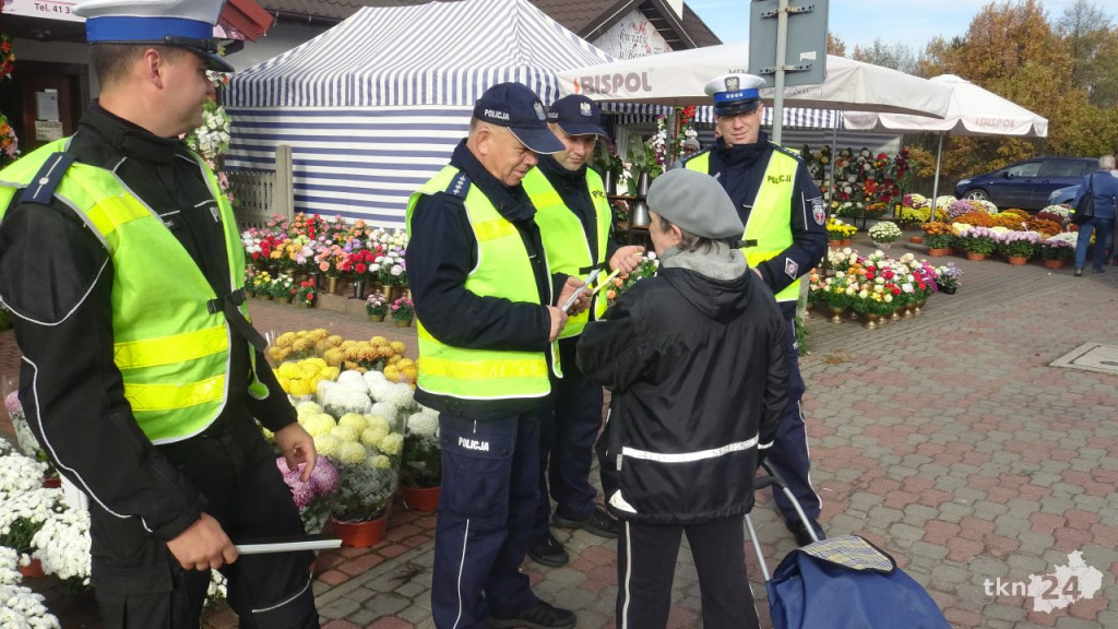 Policja wręczała odblaski. Ważne by je nosić w Święto Zmarłych [wideo, zdjęcia]