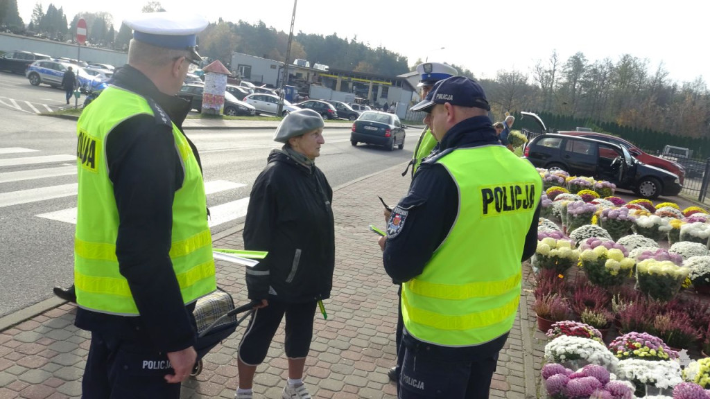 Policja wręczała odblaski. Ważne by je nosić w Święto Zmarłych [wideo, zdjęcia]