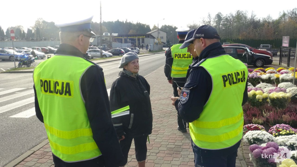 Policja wręczała odblaski. Ważne by je nosić w Święto Zmarłych [wideo, zdjęcia]