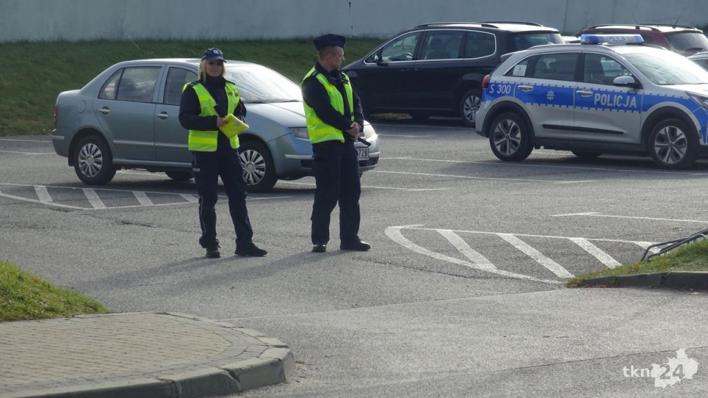 Policja wręczała odblaski. Ważne by je nosić w Święto Zmarłych [wideo, zdjęcia]