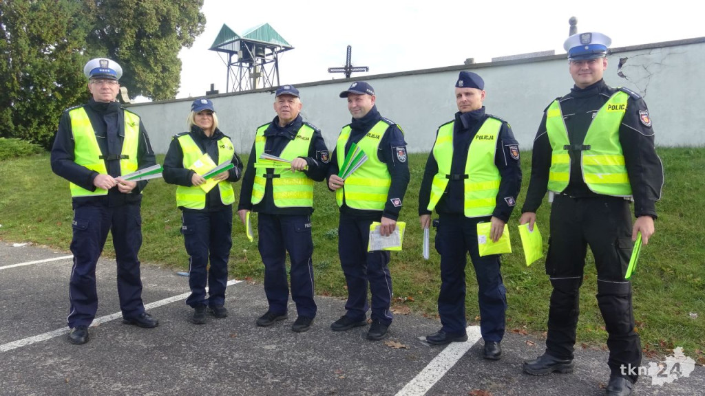 Policja wręczała odblaski. Ważne by je nosić w Święto Zmarłych [wideo, zdjęcia]