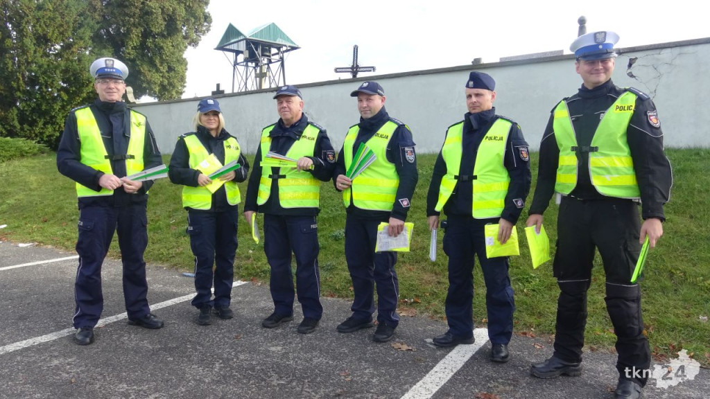 Policja wręczała odblaski. Ważne by je nosić w Święto Zmarłych [wideo, zdjęcia]