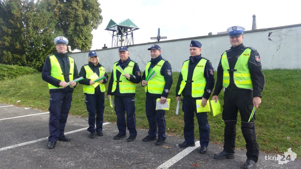 Policja wręczała odblaski. Ważne by je nosić w Święto Zmarłych [wideo, zdjęcia]