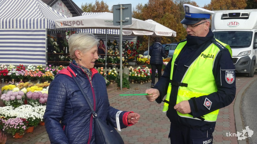 Policja wręczała odblaski. Ważne by je nosić w Święto Zmarłych [wideo, zdjęcia]