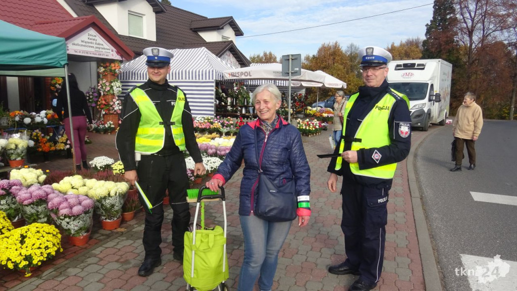 Policja wręczała odblaski. Ważne by je nosić w Święto Zmarłych [wideo, zdjęcia]
