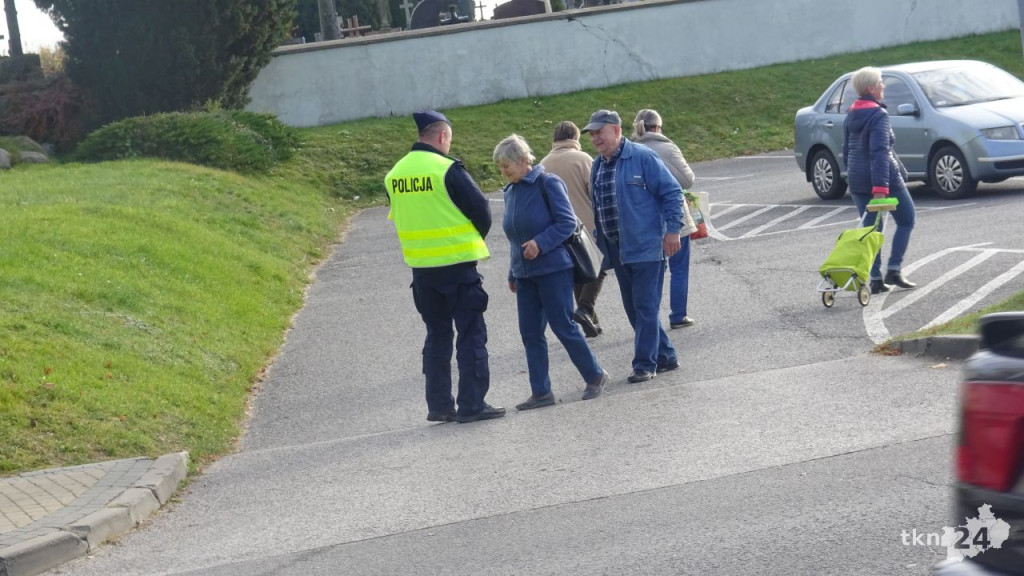 Policja wręczała odblaski. Ważne by je nosić w Święto Zmarłych [wideo, zdjęcia]