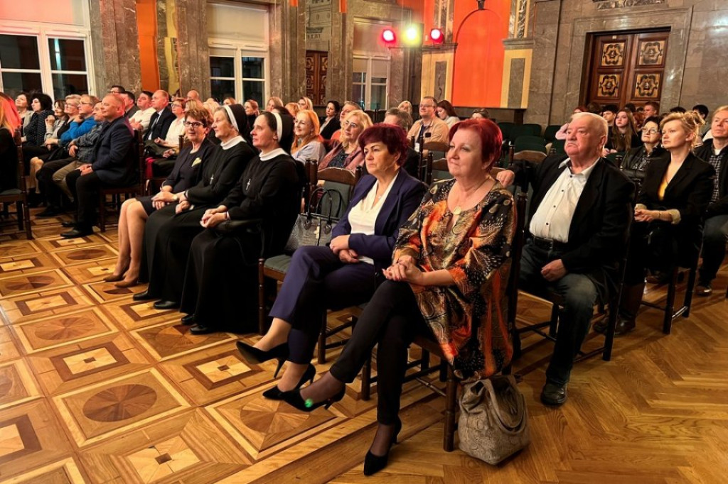 Statuetka Ludziom Dobrej Woli od Wojewody trafiła do Radoszyc [zdjęcia]