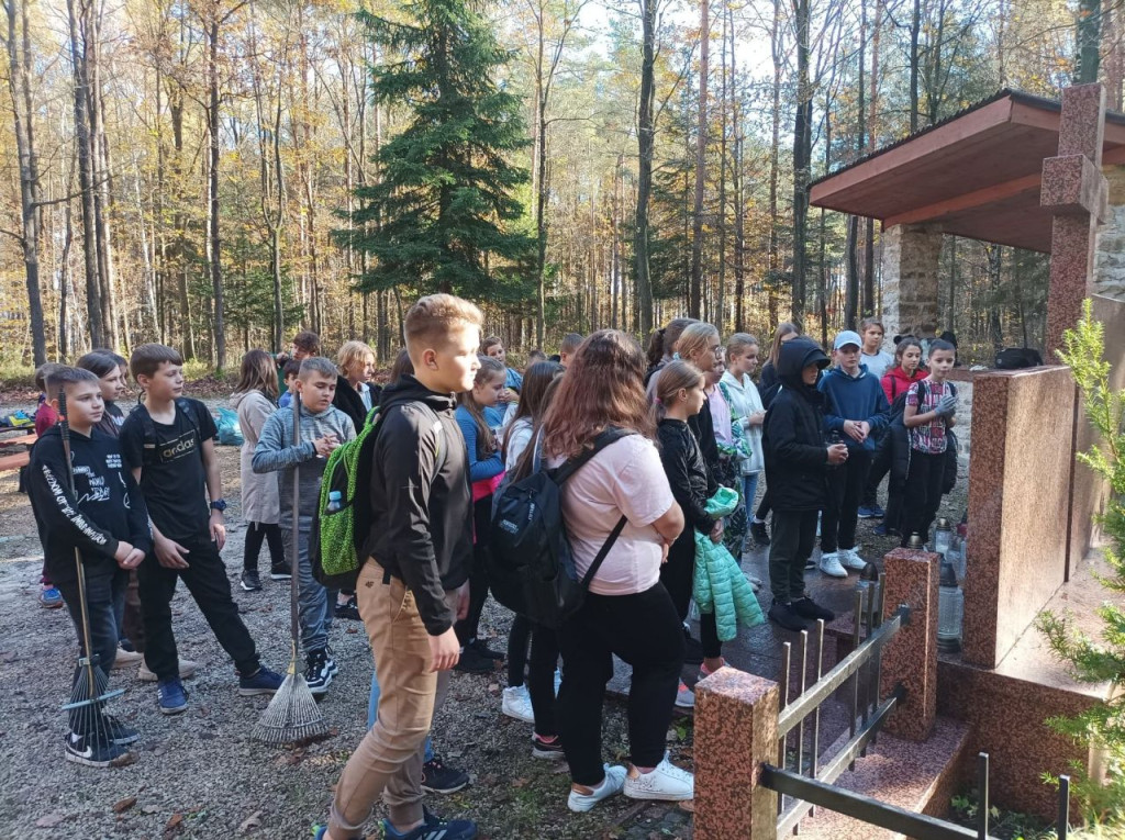 Uczniowie z Królewca przed Wszystkimi Świętymi zadbali o pomniki i miejsca pamięci [zdjęcia]