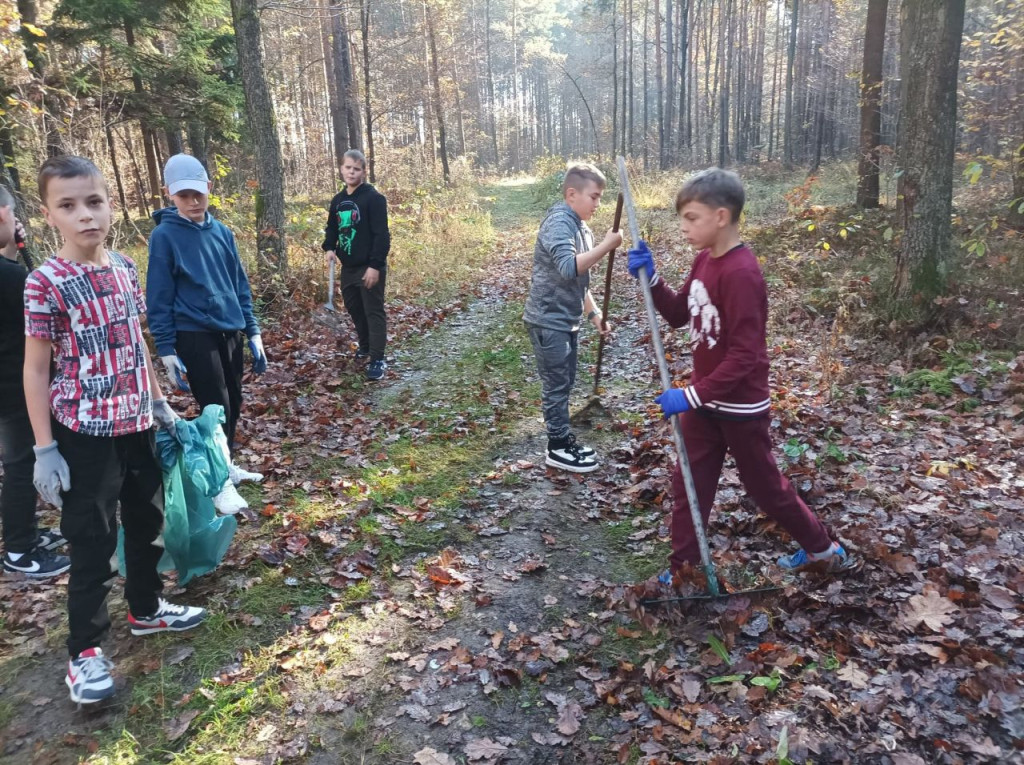 Uczniowie z Królewca przed Wszystkimi Świętymi zadbali o pomniki i miejsca pamięci [zdjęcia]