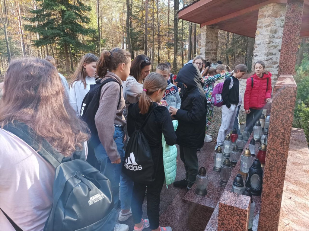Uczniowie z Królewca przed Wszystkimi Świętymi zadbali o pomniki i miejsca pamięci [zdjęcia]