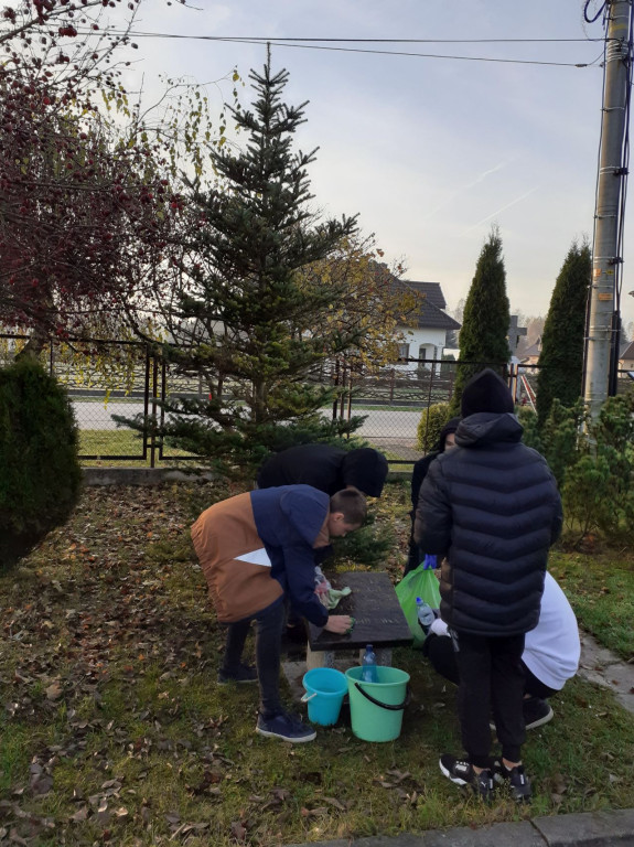 Uczniowie z Królewca przed Wszystkimi Świętymi zadbali o pomniki i miejsca pamięci [zdjęcia]