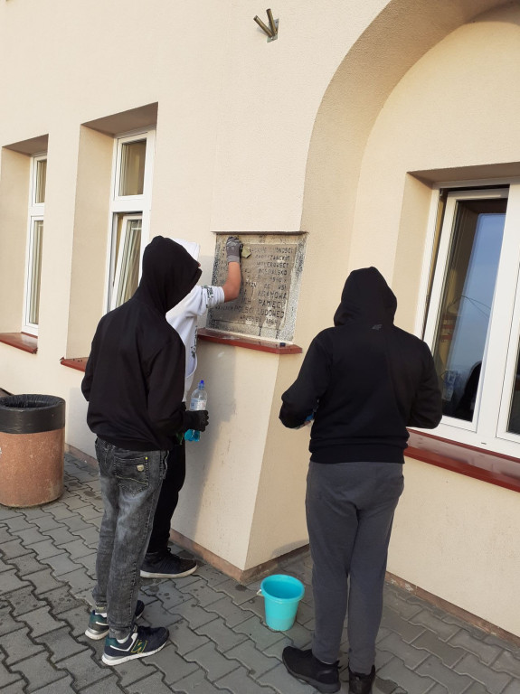 Uczniowie z Królewca przed Wszystkimi Świętymi zadbali o pomniki i miejsca pamięci [zdjęcia]