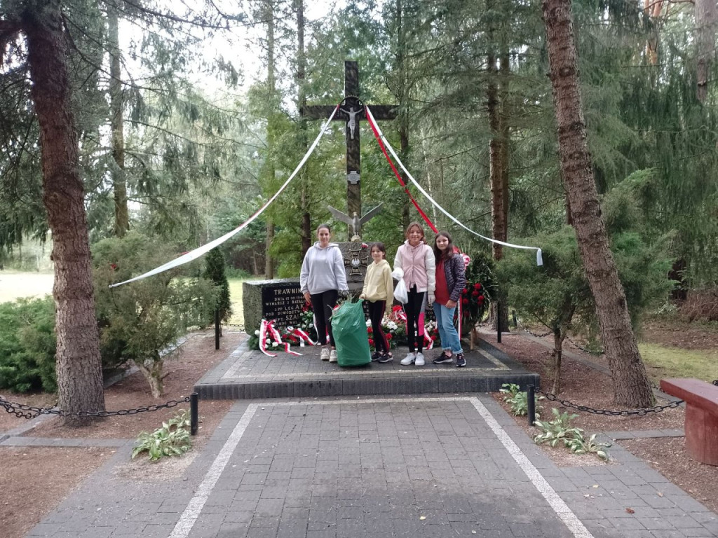 Uczniowie z Królewca przed Wszystkimi Świętymi zadbali o pomniki i miejsca pamięci [zdjęcia]