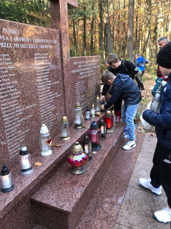 Uczniowie z Królewca przed Wszystkimi Świętymi zadbali o pomniki i miejsca pamięci [zdjęcia]