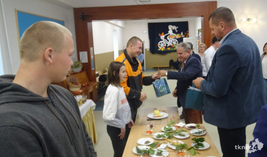 Jesienne menu w wykonaniu uczniów szkoły w Baryczy [wideo, zdjęcia]