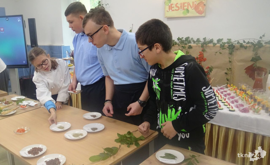 Jesienne menu w wykonaniu uczniów szkoły w Baryczy [wideo, zdjęcia]