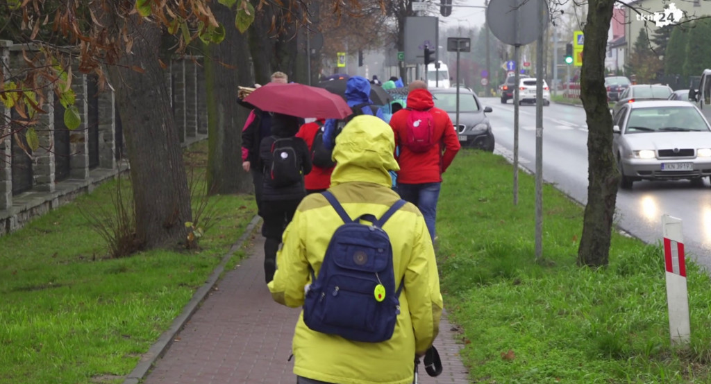 Tłumnie wyruszyli na szlak by uczcić Niepodległą [wideo, zdjęcia]