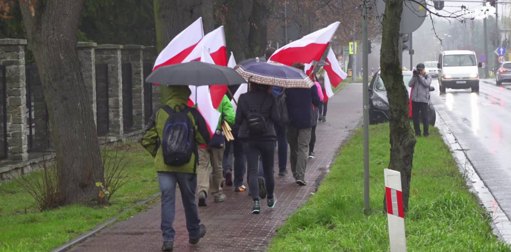 Tłumnie wyruszyli na szlak by uczcić Niepodległą [wideo, zdjęcia]
