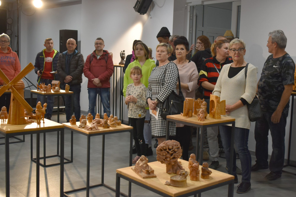 Piękne drewniane rzeźby Dariusza Skrzyneckiego można oglądać w MGDK [zdjęcia]