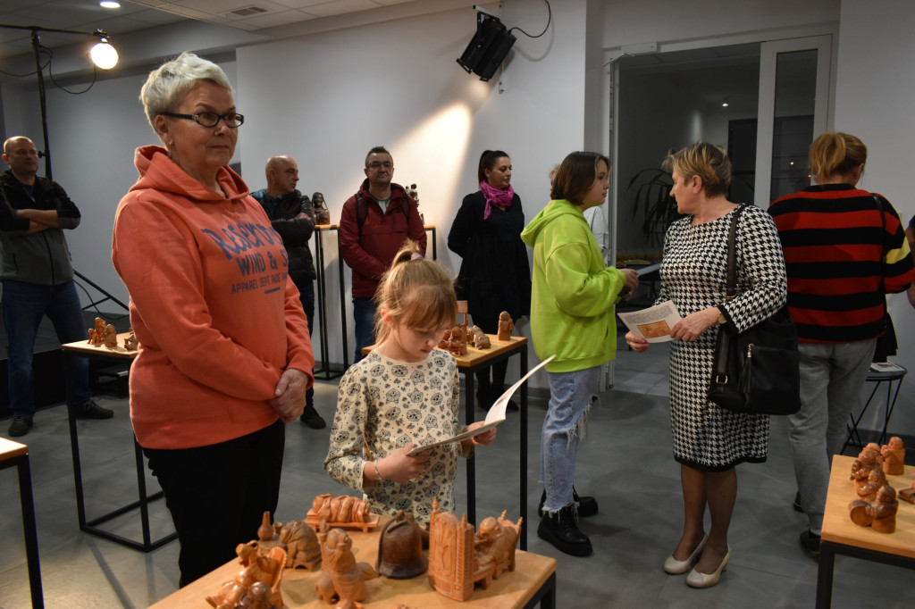 Piękne drewniane rzeźby Dariusza Skrzyneckiego można oglądać w MGDK [zdjęcia]