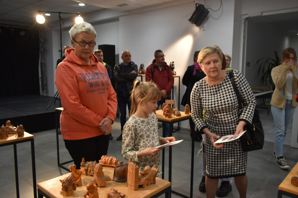Piękne drewniane rzeźby Dariusza Skrzyneckiego można oglądać w MGDK [zdjęcia]