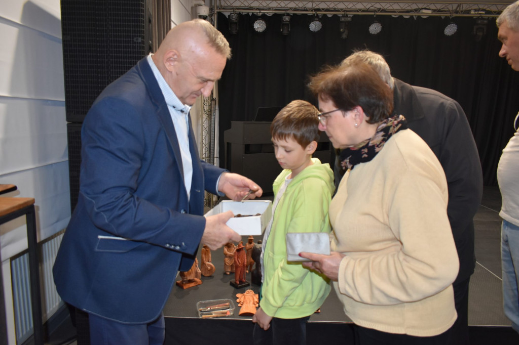Piękne drewniane rzeźby Dariusza Skrzyneckiego można oglądać w MGDK [zdjęcia]