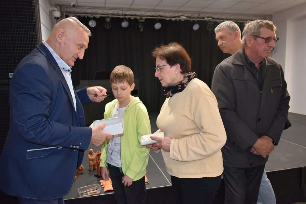 Piękne drewniane rzeźby Dariusza Skrzyneckiego można oglądać w MGDK [zdjęcia]