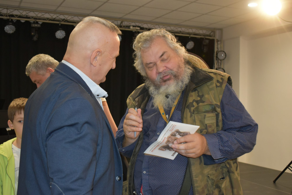 Piękne drewniane rzeźby Dariusza Skrzyneckiego można oglądać w MGDK [zdjęcia]