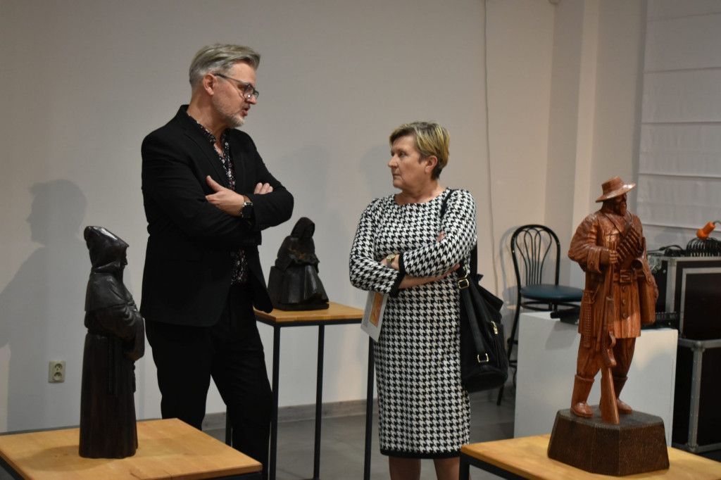 Piękne drewniane rzeźby Dariusza Skrzyneckiego można oglądać w MGDK [zdjęcia]