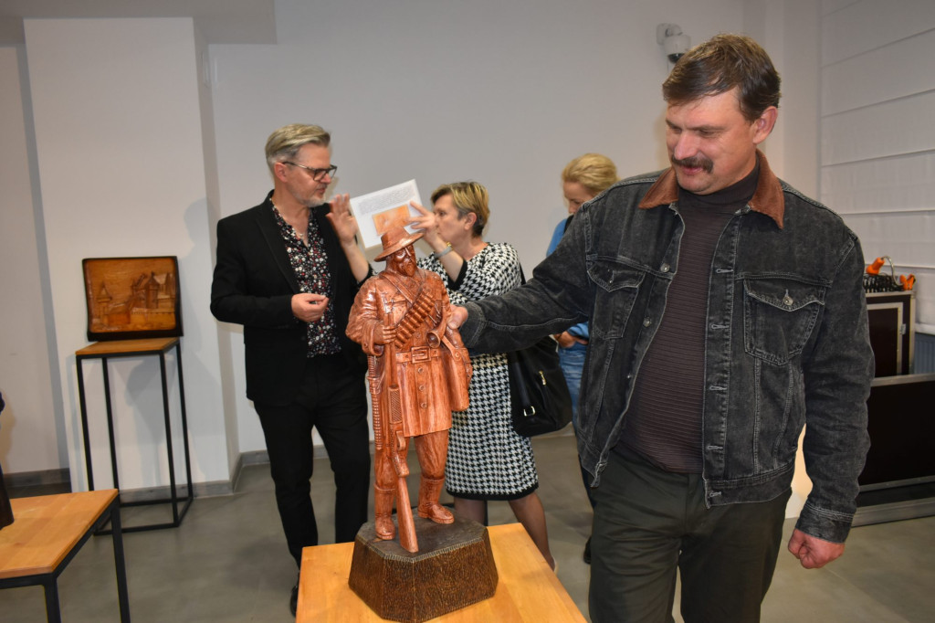 Piękne drewniane rzeźby Dariusza Skrzyneckiego można oglądać w MGDK [zdjęcia]