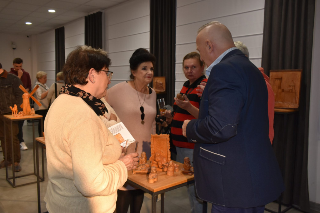 Piękne drewniane rzeźby Dariusza Skrzyneckiego można oglądać w MGDK [zdjęcia]