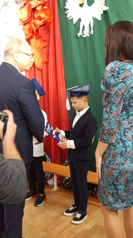 Pierwszoklasiści uroczyście ślubowali w Pomykowie [zdjęcia]