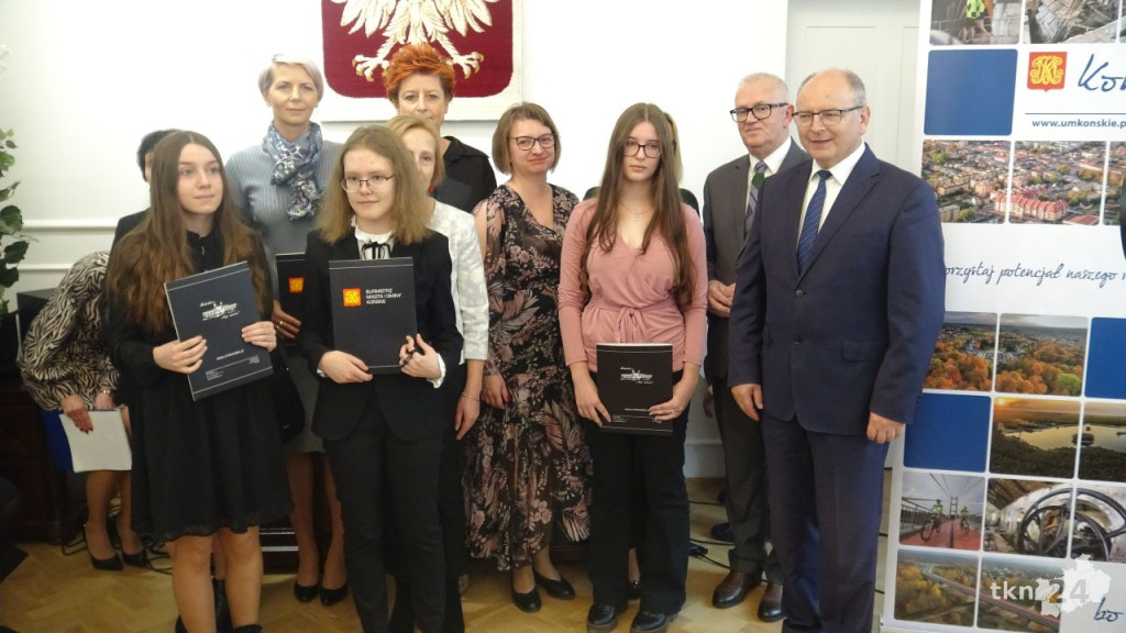 Perły gminy Końskie. Burmistrz nagrodził najzdolniejszą młodzież [wideo, zdjęcia]