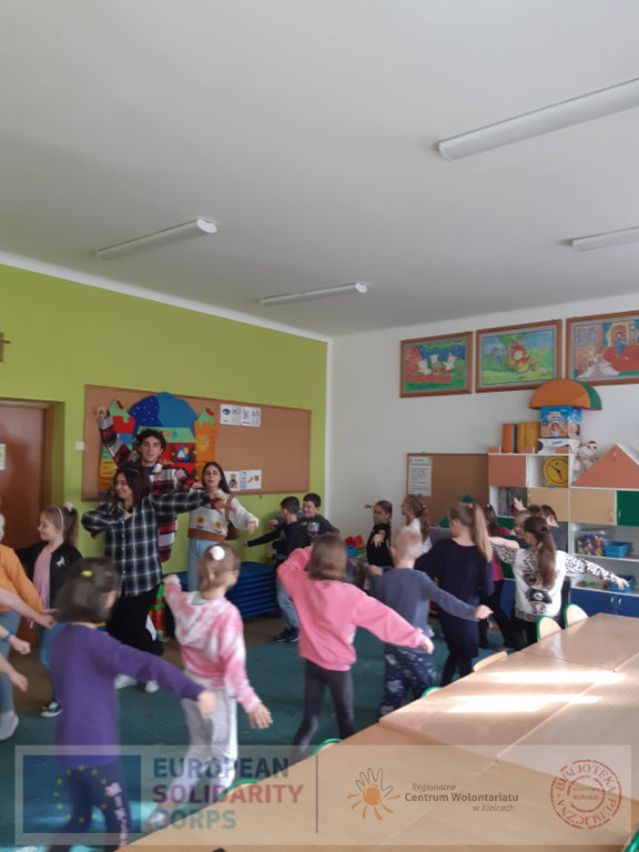 Zagraniczni wolontariusze przybyli do biblioteki w Końskich [zdjęcia]