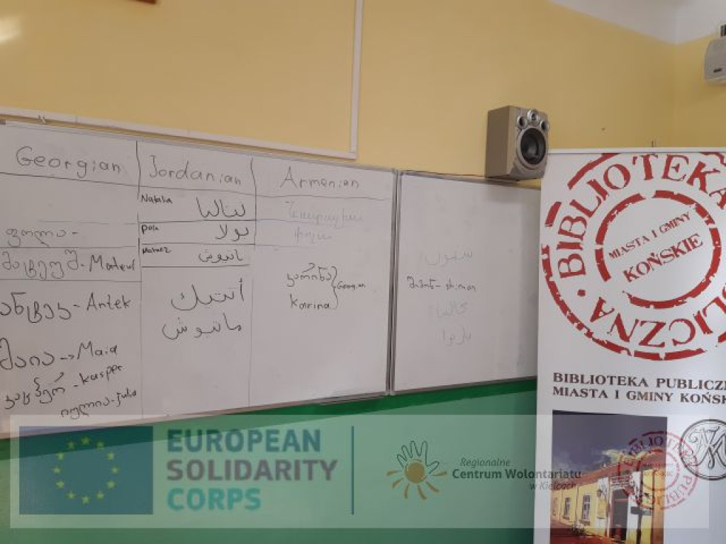 Zagraniczni wolontariusze przybyli do biblioteki w Końskich [zdjęcia]