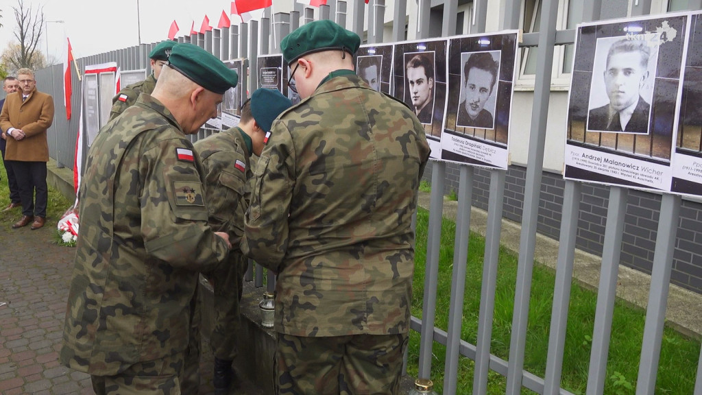 Władze powiatu koneckiego dla Niepodległej. Wystawa upamiętnia koneckich więźniów [wideo, zdjęcia]