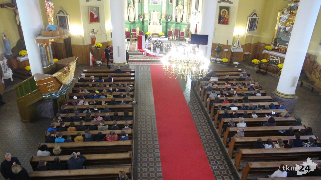 Podniosły dzień w Fałkowie. Szkoła dostała sztandar na Święto Niepodległości! [wideo, zdjęcia]