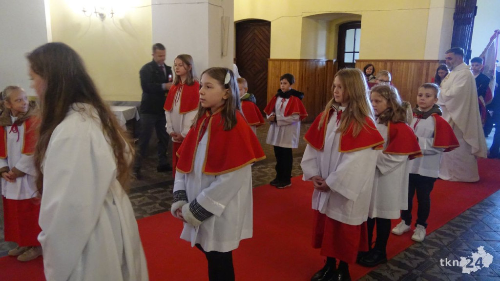 Podniosły dzień w Fałkowie. Szkoła dostała sztandar na Święto Niepodległości! [wideo, zdjęcia]