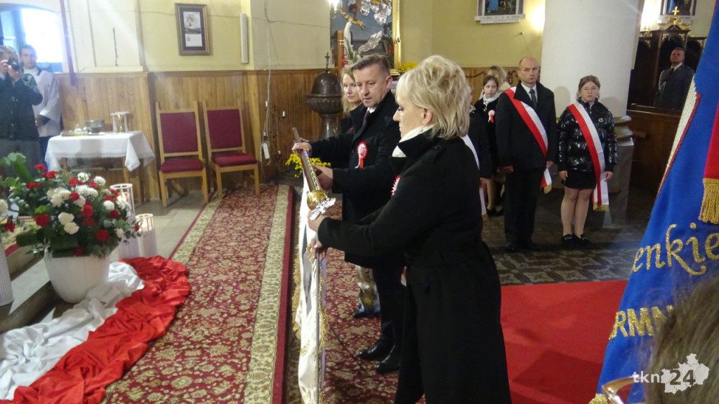 Podniosły dzień w Fałkowie. Szkoła dostała sztandar na Święto Niepodległości! [wideo, zdjęcia]