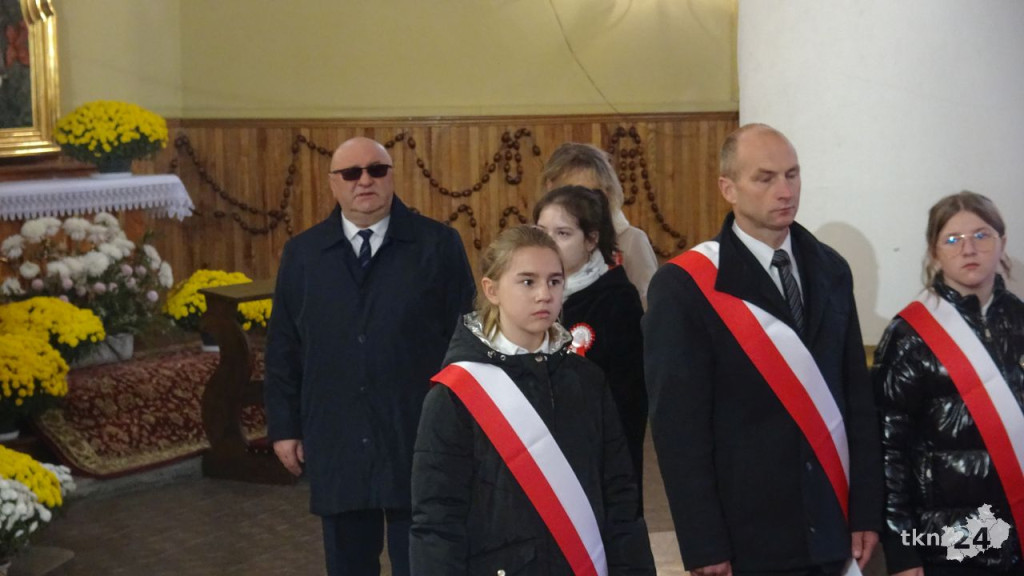 Podniosły dzień w Fałkowie. Szkoła dostała sztandar na Święto Niepodległości! [wideo, zdjęcia]