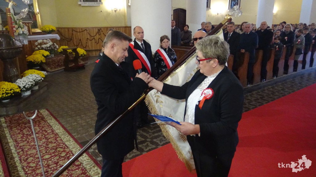 Podniosły dzień w Fałkowie. Szkoła dostała sztandar na Święto Niepodległości! [wideo, zdjęcia]