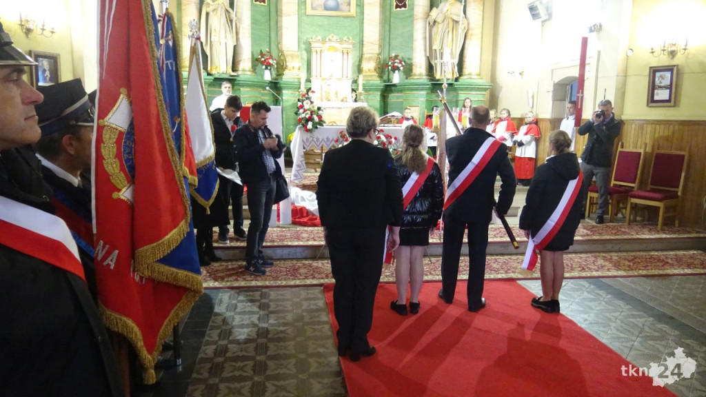 Podniosły dzień w Fałkowie. Szkoła dostała sztandar na Święto Niepodległości! [wideo, zdjęcia]